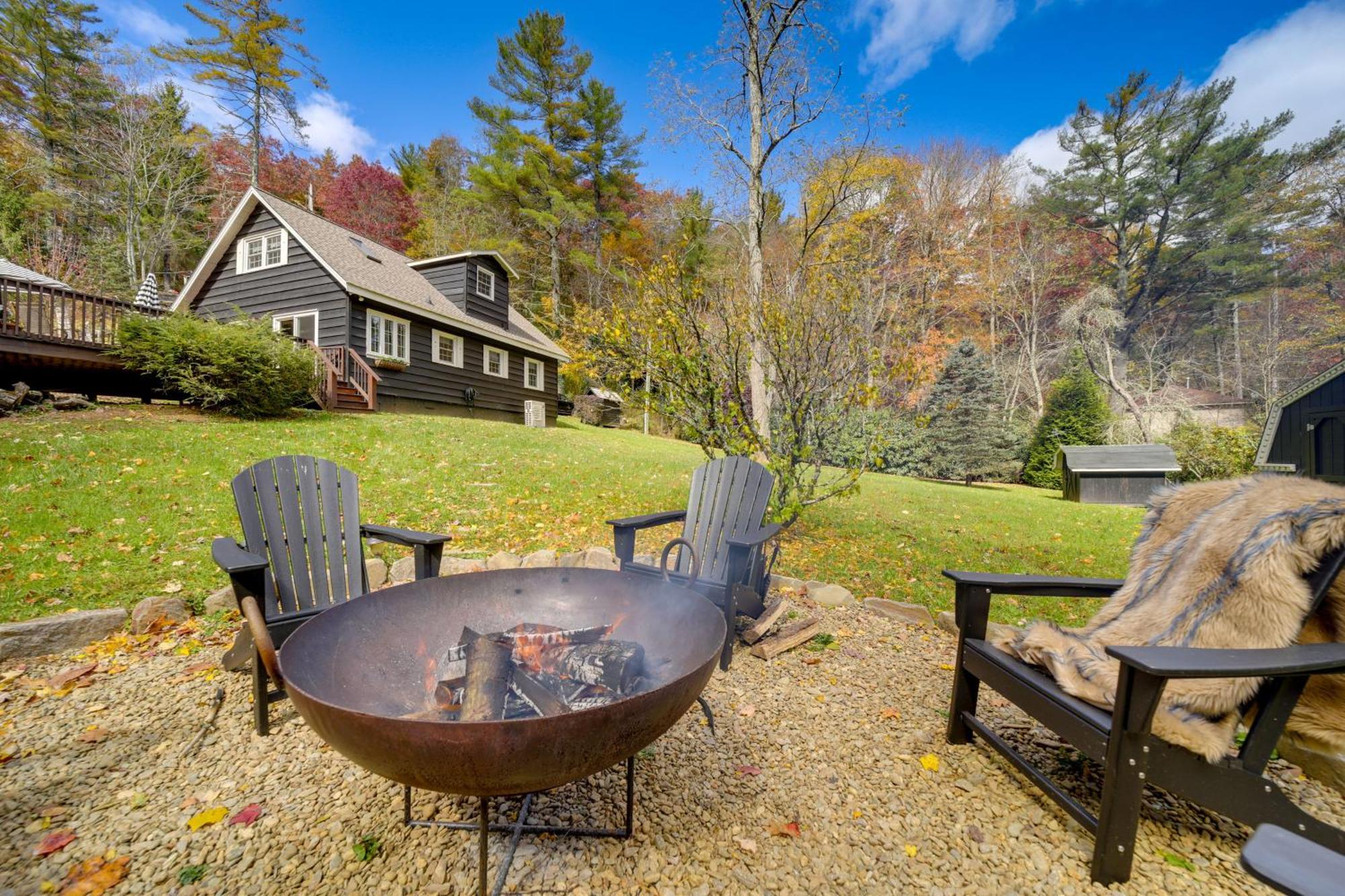 Enchanting Highlands Cottage With Pond And Falls! Exterior photo