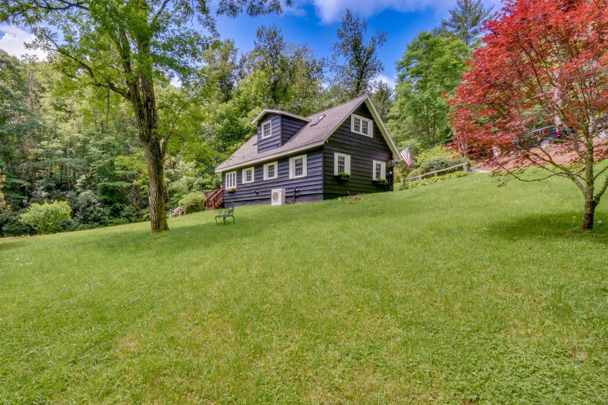 Enchanting Highlands Cottage With Pond And Falls! Exterior photo